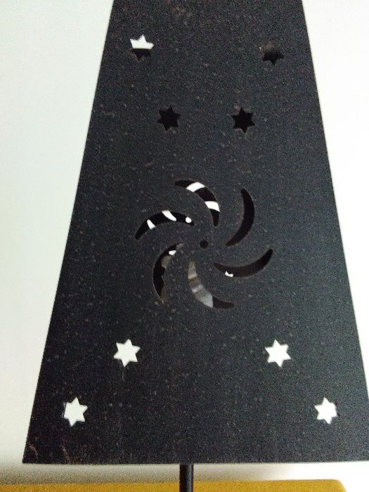 Candeeiro de mesa em metal preto.