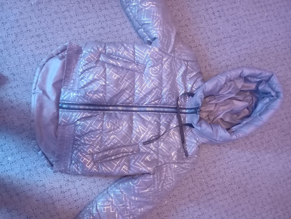 Курточка на дівчинку 7-8 років.