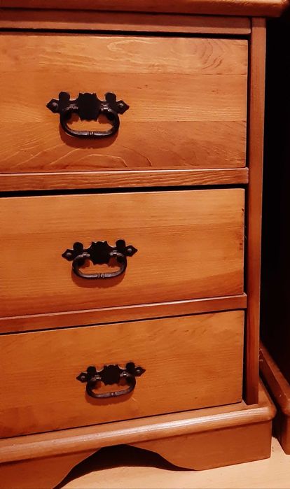 Cama com extrado e duas mesas de cabeceira.