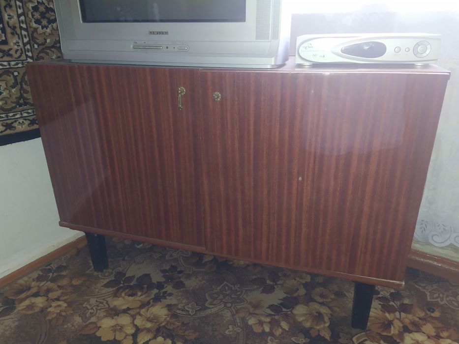 Тумбочка під телевізор..вазони..картина соломка