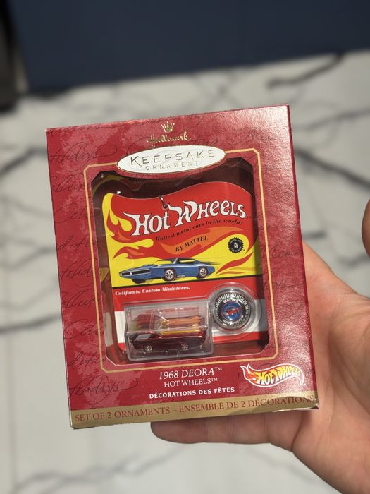 Hot Wheels x Hallmark 1968 Original Deora Miniature + button Keepsake