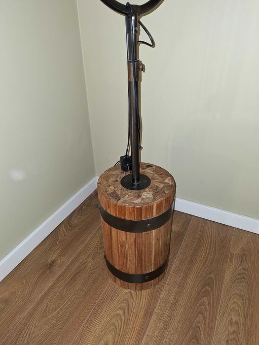 Candeeiro de Pé em Madeira – Estilo Rústico Industrial