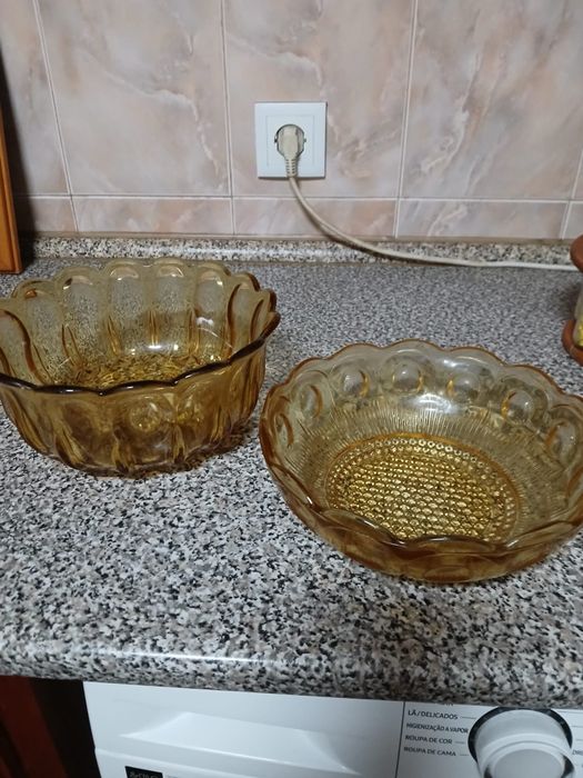 Duas saladeiras em vidro muito antigas, estilo vintage.