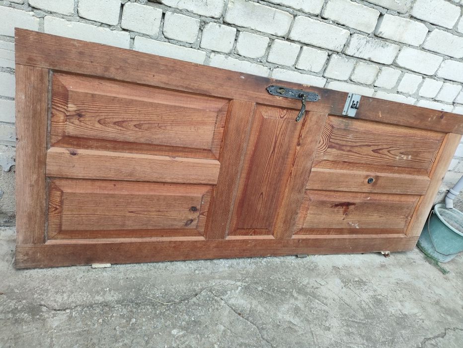 Двери входные деревянные.