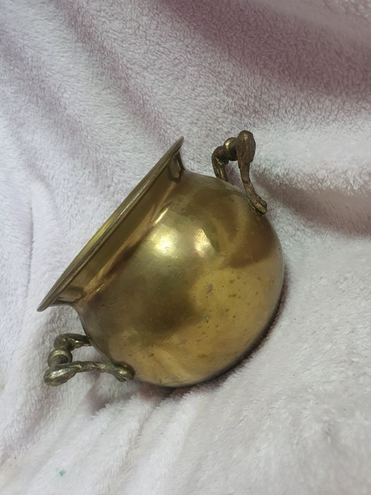 Mosiężna donica na kwiaty