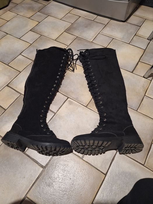 Czarne wysokie buty sznurowane