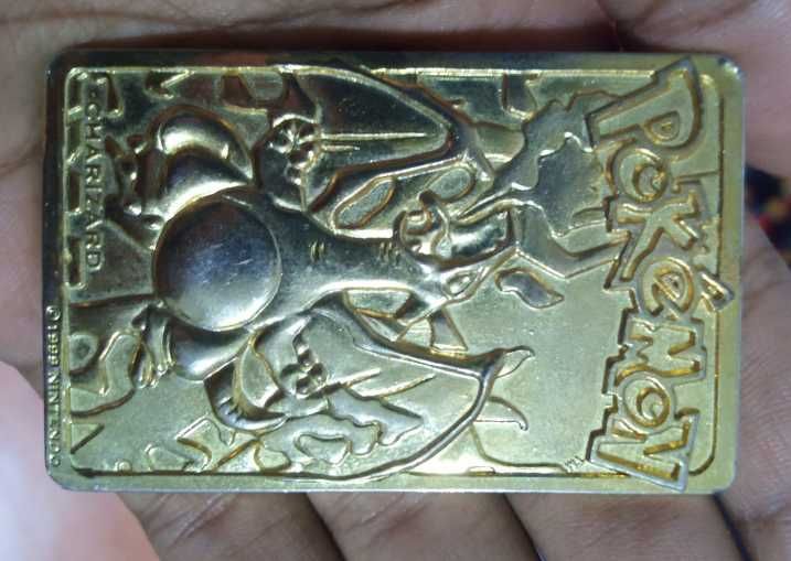Carta charizard de metal