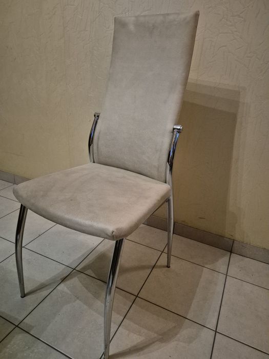 Стілець з високою спинкою