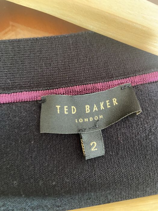 Casaco preto em malha com botoes dourados