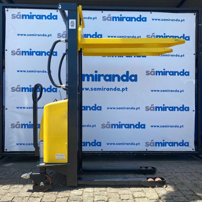 Stacker com Elevação Elétrica