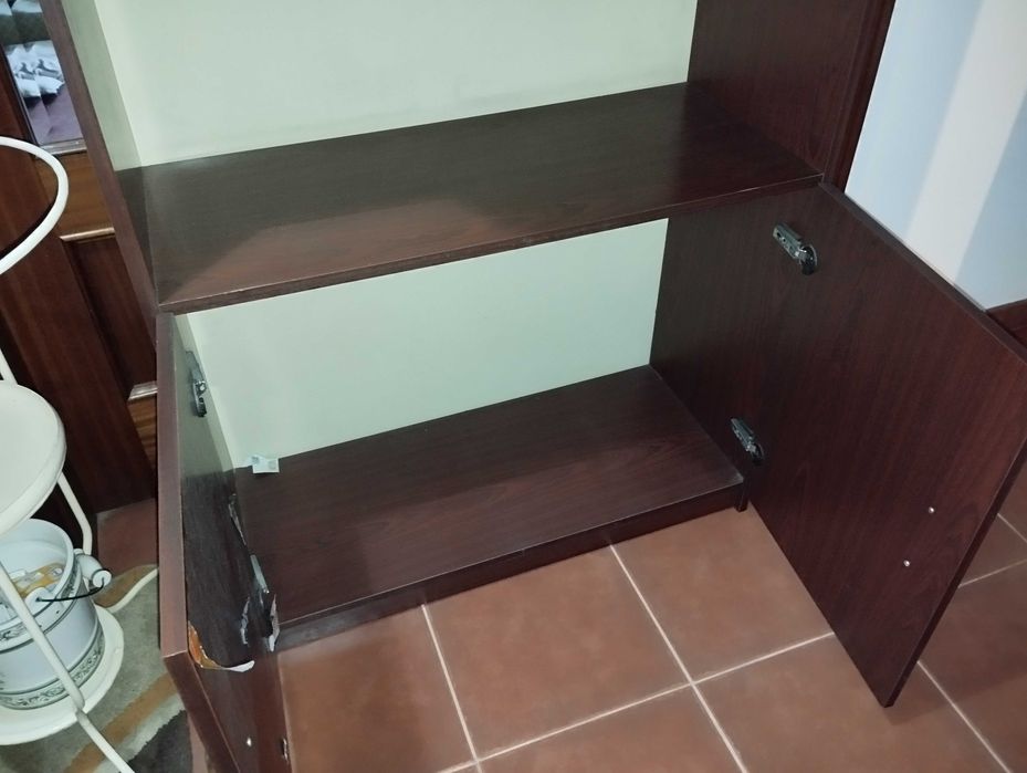 Estante com muita arrumação - estimada