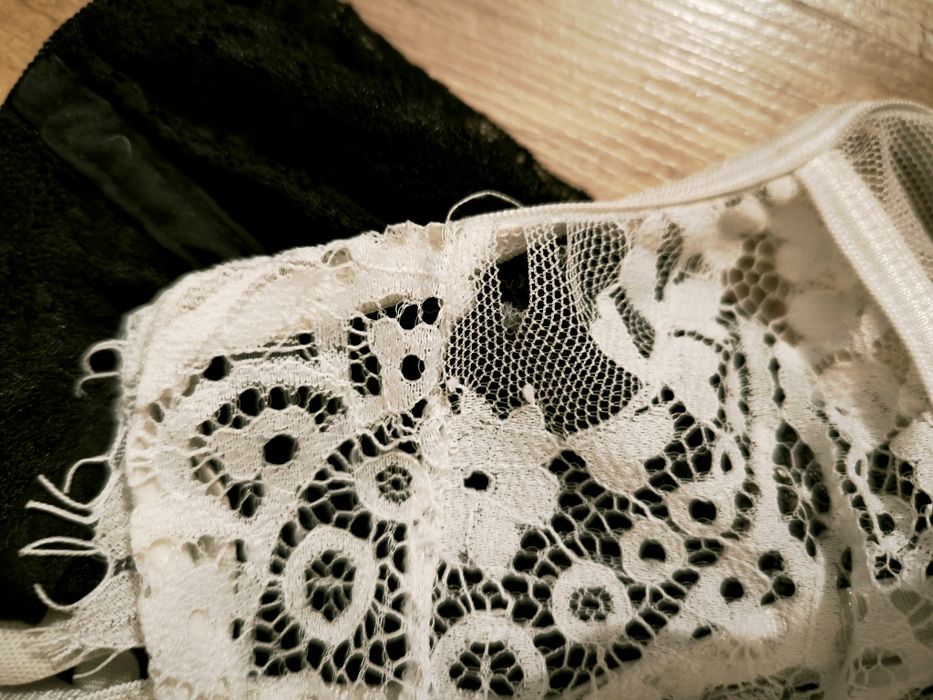 Dwa biustonosze gorsety M