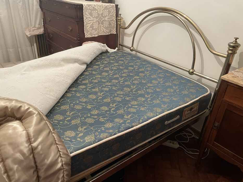 Cama metálica com colchão