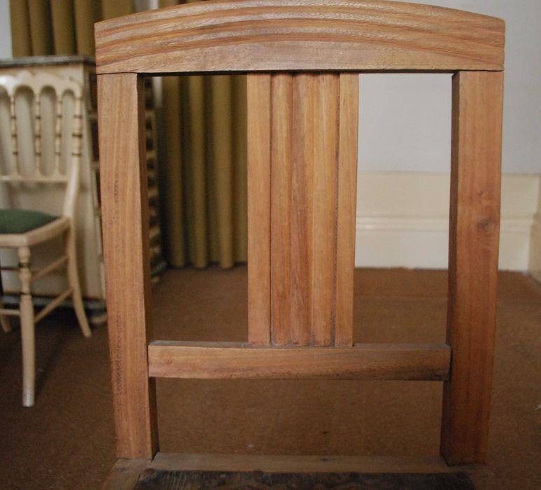 Cadeira em Madeira Antiga (Com mais de 80 Anos)