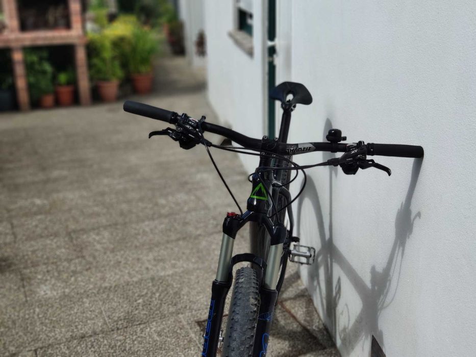 Bicicleta Fuji Carbono 29” – Deore XT & Manitou