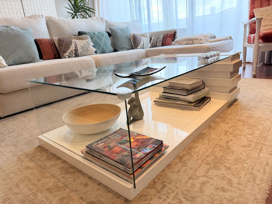 Mesa de Centro Moderna com Tampo em Vidro – Design Elegante