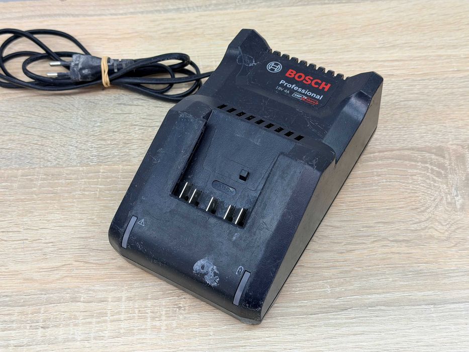 Ładowarka Bosch GAL 18V-40 – dobry stan