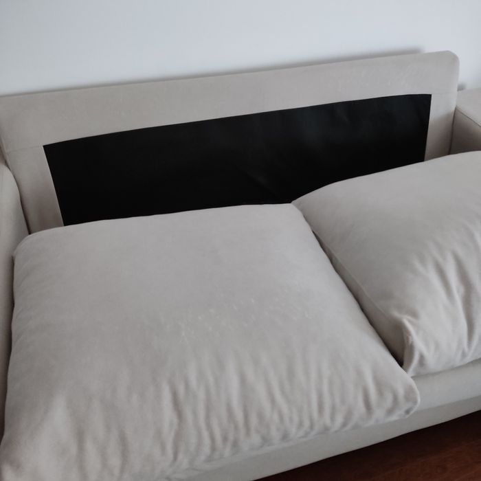 Sofá 2 lugares
Capa dos assentos e almofadas removíveis 
Medidas: 1.87