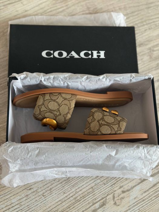 Шлопанці Coach в наявності