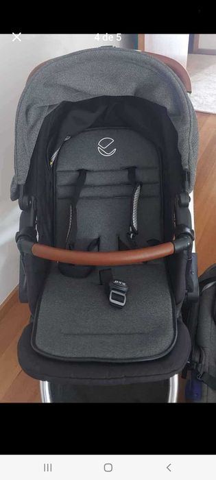 Carrinho desportivo e ovo bébé