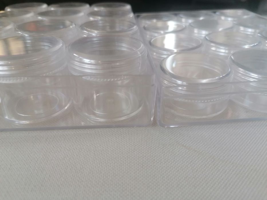 12 Caixas pequenas em plástico