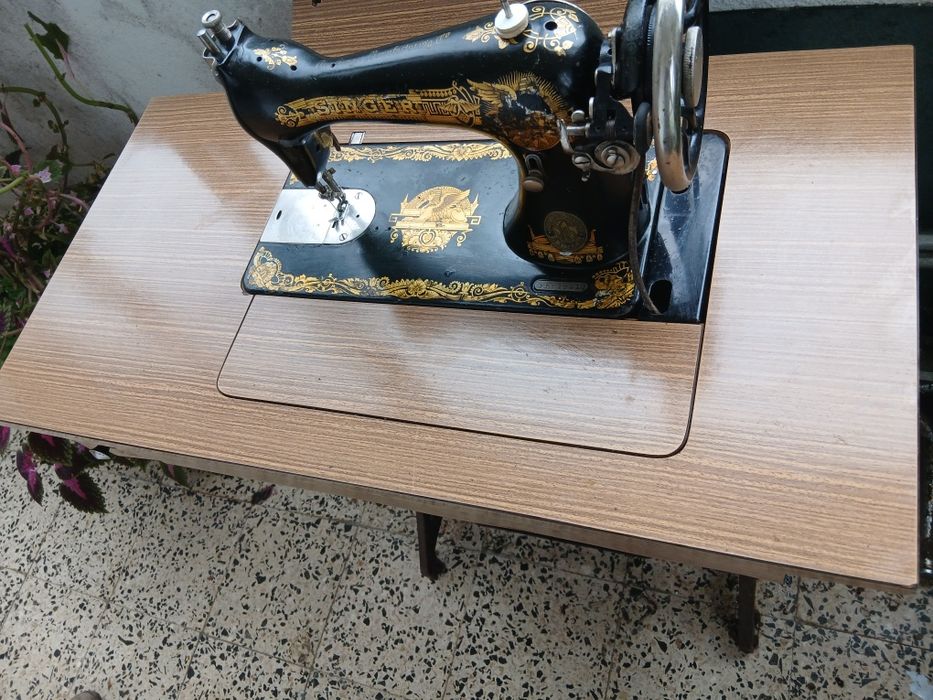 Máquina de costura Singer antiga.