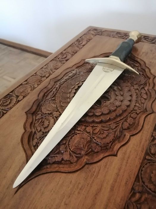 Expositor de parede com adagas históricas