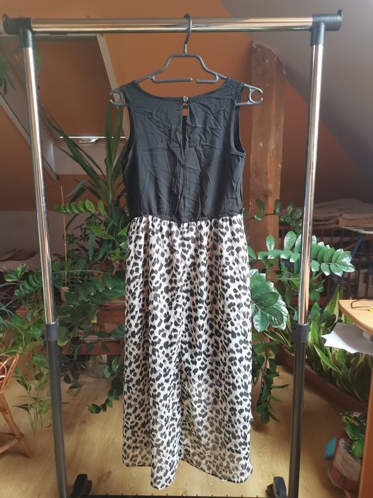 Sukienka z przedłużonym dołem