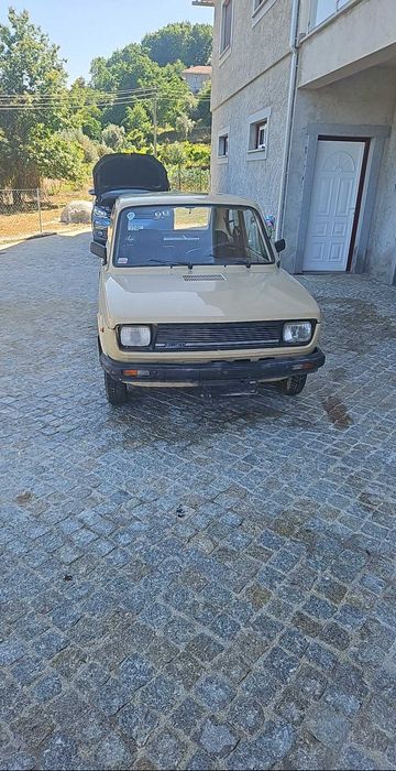 Carro antigo para venda em bom estado de conservação.