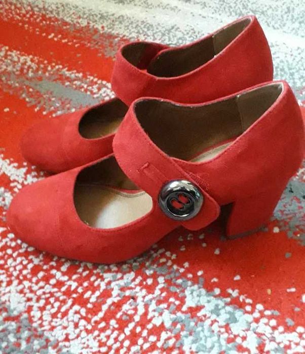 Buty na obcasie czerwone zamszowe 38