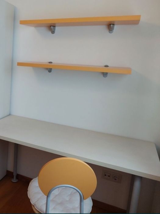 Secretária, cadeira e 2 prateleiras (ótimo estado)