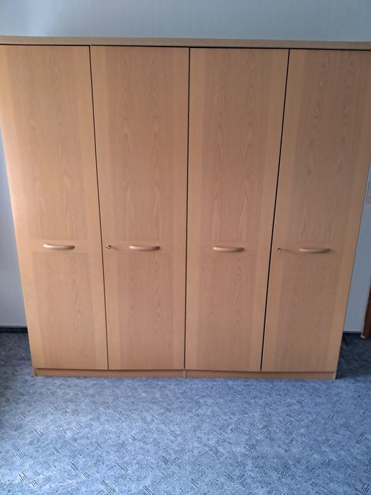 Szafa 4-ro drzwiowa jasna solidna z lustrem wewnatrz na drzwiach