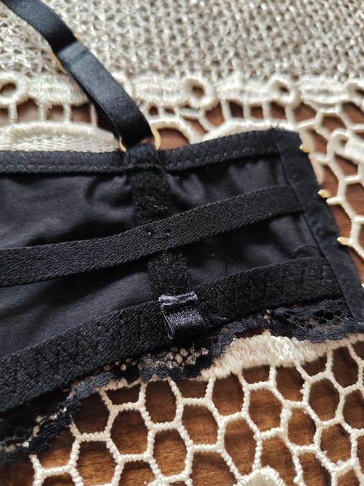 Gorset z koronką na regulowane ramiączka rozm 70B.