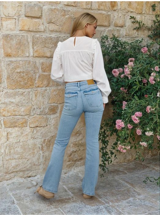 Jeansy flare z kieszeniami