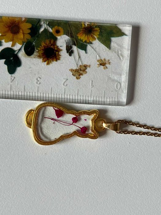 Złoty naszyjnik z kotem gipsówka