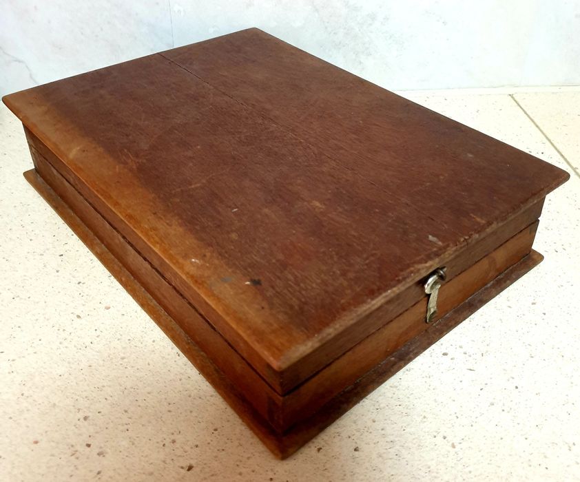 Antiga caixa de carimbos de cidades portugueses com caixa em madeira