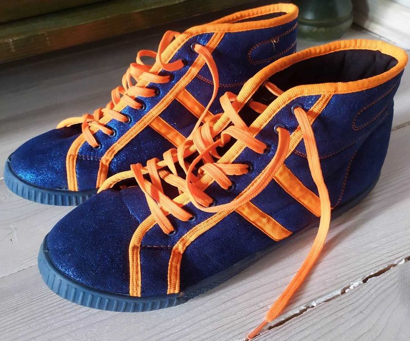 Trampki, buty sportowe za kostkę.