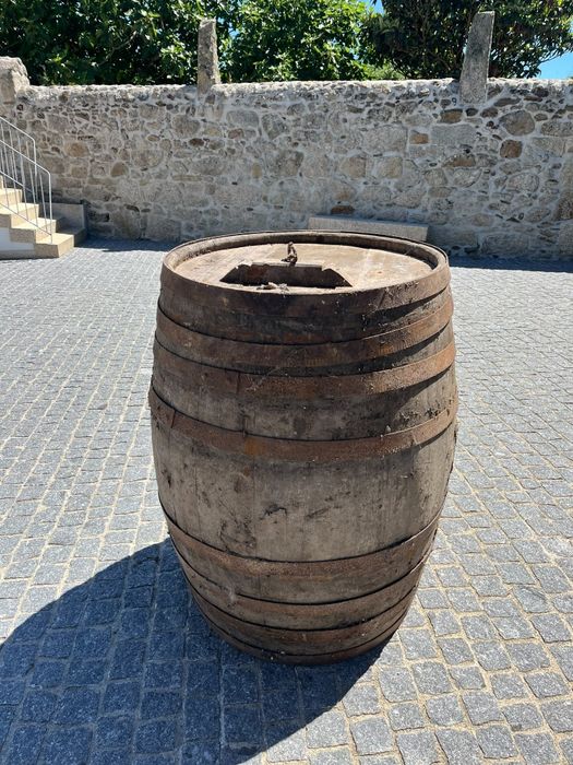 Bar antigo e Pipos antigos de vinho