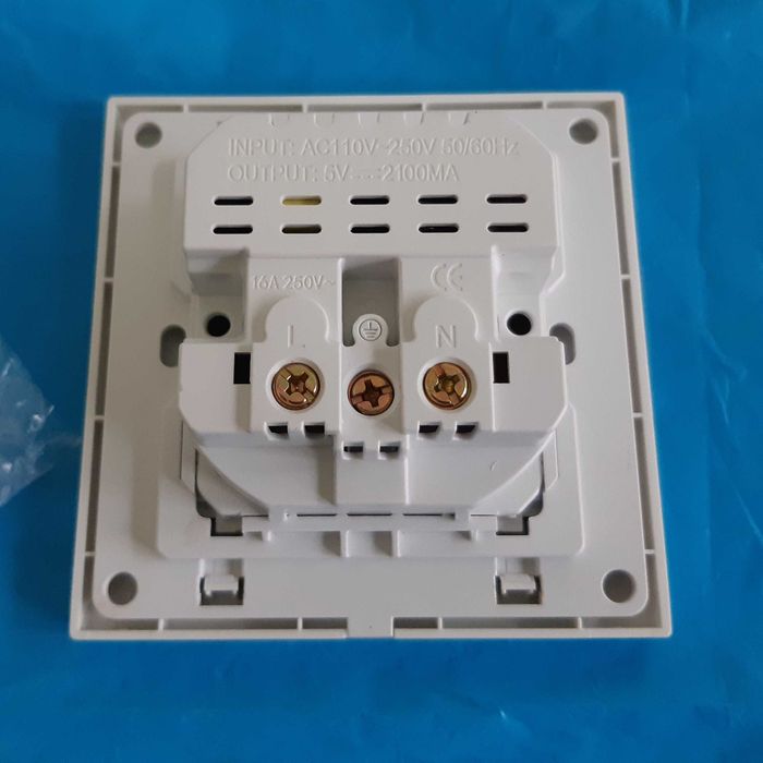 Tomada Parede Interior Nova c/ Terra 220V + 2 Portas USB 5V 2.1Amp