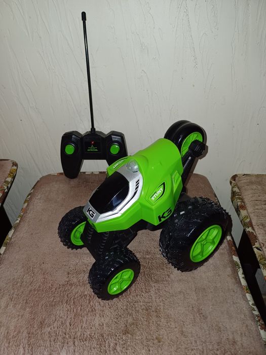 Машинка на пульті.
