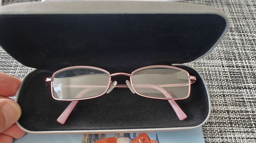 Oprawki do okularów, Okulary z etui.