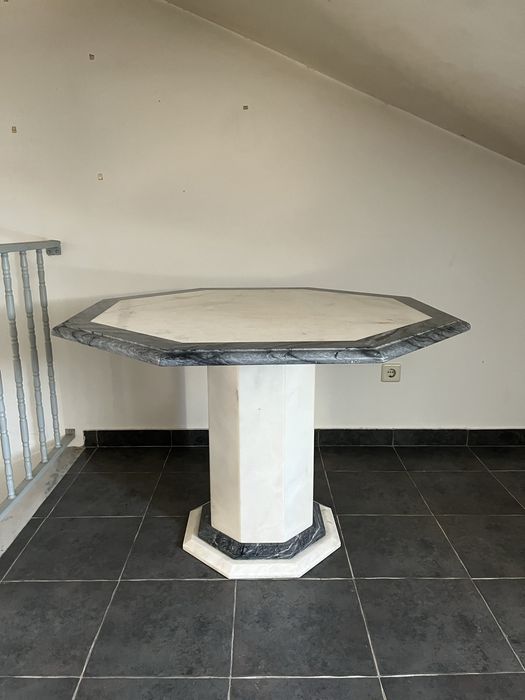 Mesa de jantar em mármore