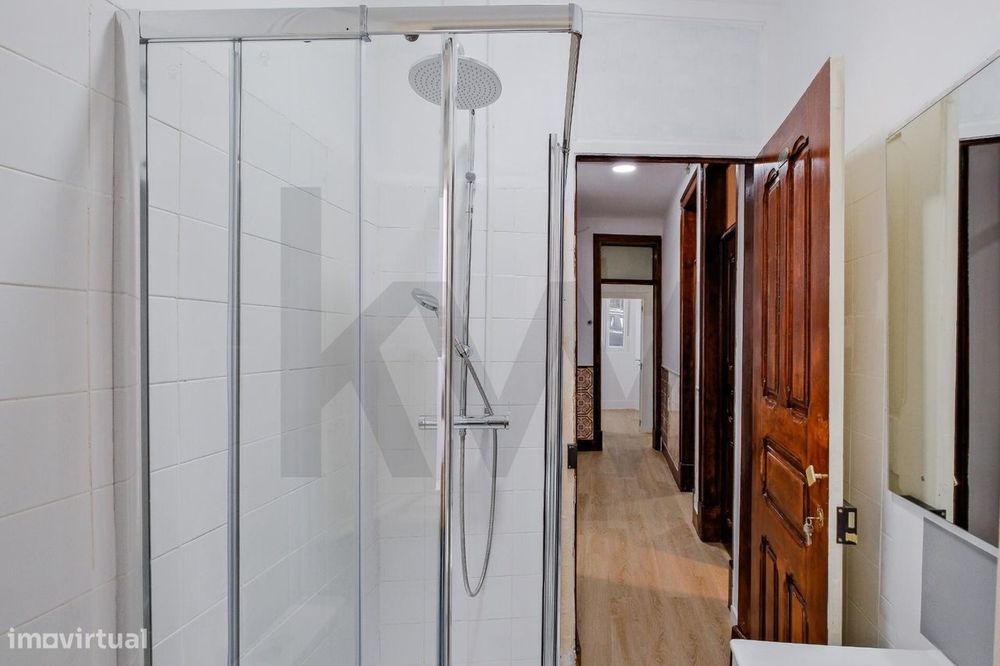 Apartamento T4 Remodelado com Terraço Privativo no Areeiro