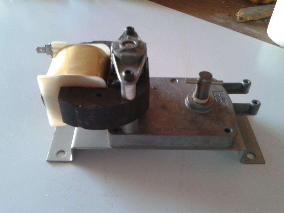 Motor para vitrine giratória