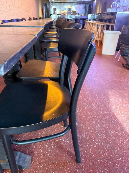 17 mesas marmore preto 28 cadeiras madera e 12 bancos madeira