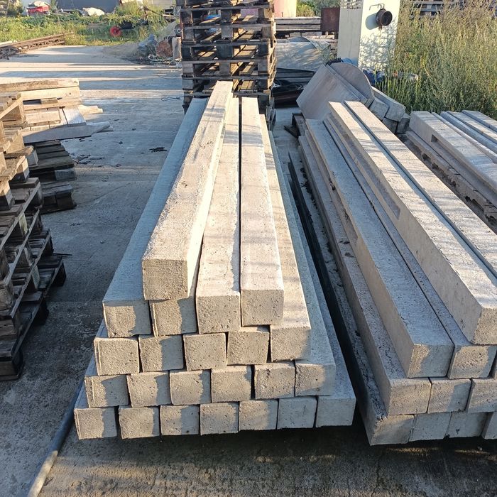 Słupki betonowe . Podpory płotu. Na 4 płyty . 200 cm wysoki płot