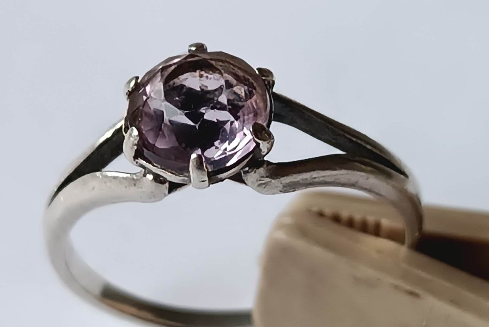 Каблучка срібна з аметистом 18 р.