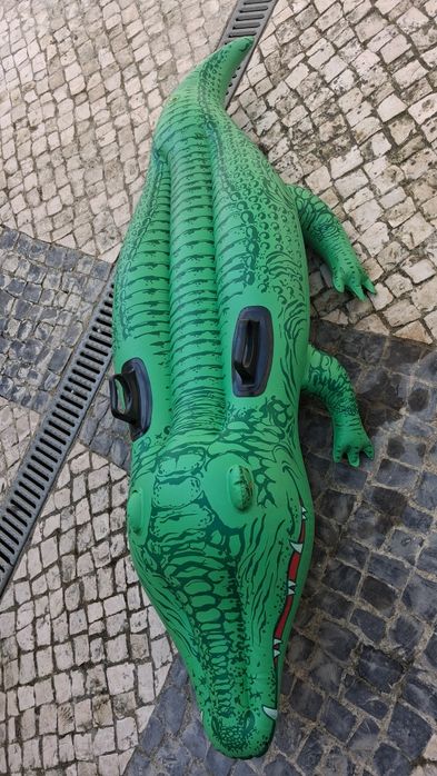 Brinquedo insuflavel  em forma de crocodilo