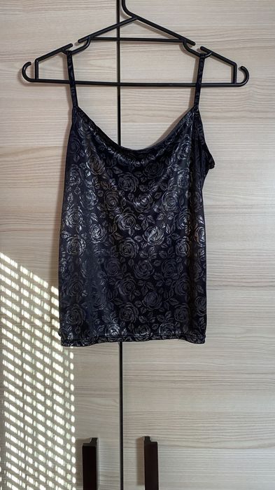 Błyszczący top na szelkach