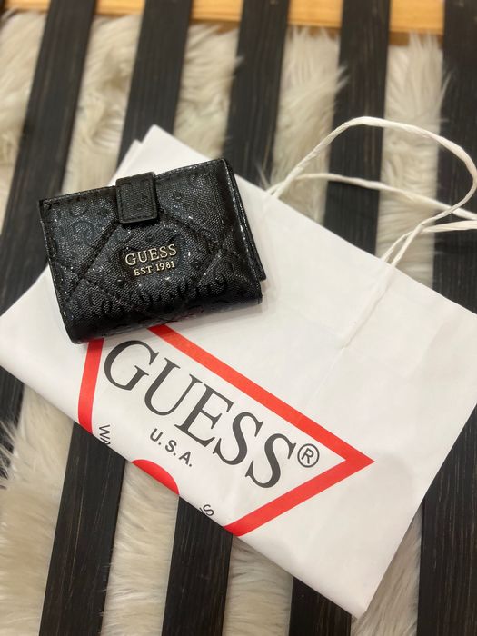 Чорный лаковый маленький кошелек guess